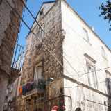 Ci troviamo ora al cospetto di palazzo Gentile Labini Sylos. La costruzione risale al Trecento ma col tempo � diventata la pi� peculiare e �irregolare� della cittadina: nel 1599 inglob� vecchie case circostanti e nel 1613 venne innalzata di due piani e coperta da un tetto a doppio spiovente